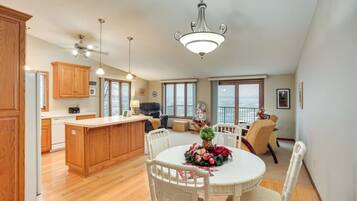 Een televisie, een open haard en een tafeltennistafel