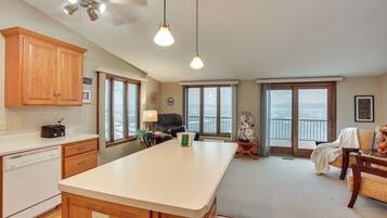 Een televisie, een open haard en een tafeltennistafel