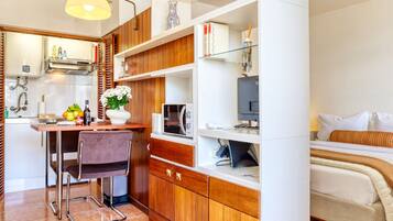 Tabla de planchar con plancha, wifi gratis y ropa de cama