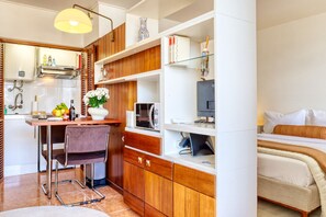 Tabla de planchar con plancha, wifi gratis y ropa de cama 