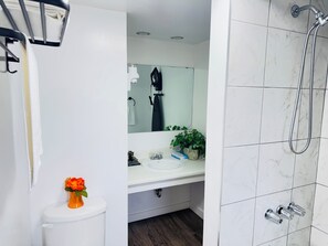 Room, 1 King Bed | Bathroom - Pocono Ridge Inn (East Stroudsburg)