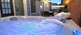 Hot Tub, Game Room, Kayaks, Boat Parking, Backyard, King, Fire Pit, Pets, W/D