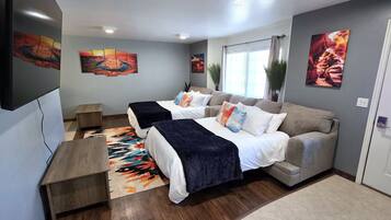 Een bureau, een strijkplank/strijkijzer, reisbedje, wifi