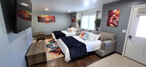 Schreibtisch, Bügeleisen/Bügelbrett, Reisekinderbett, WLAN