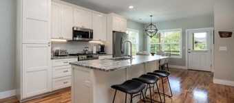 Walkable Downtown 5BR - Hot Tub and Resort Access