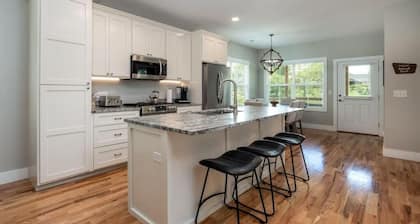 Walkable Downtown 5BR - Hot Tub and Resort Access