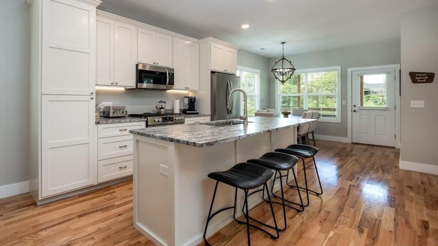 Walkable Downtown 5BR - Hot Tub and Resort Access