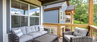 Walkable Downtown 5BR - Hot Tub and Resort Access