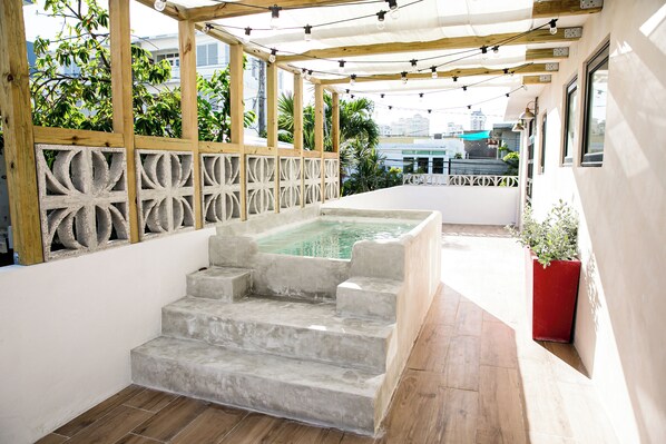 Outdoor spa tub