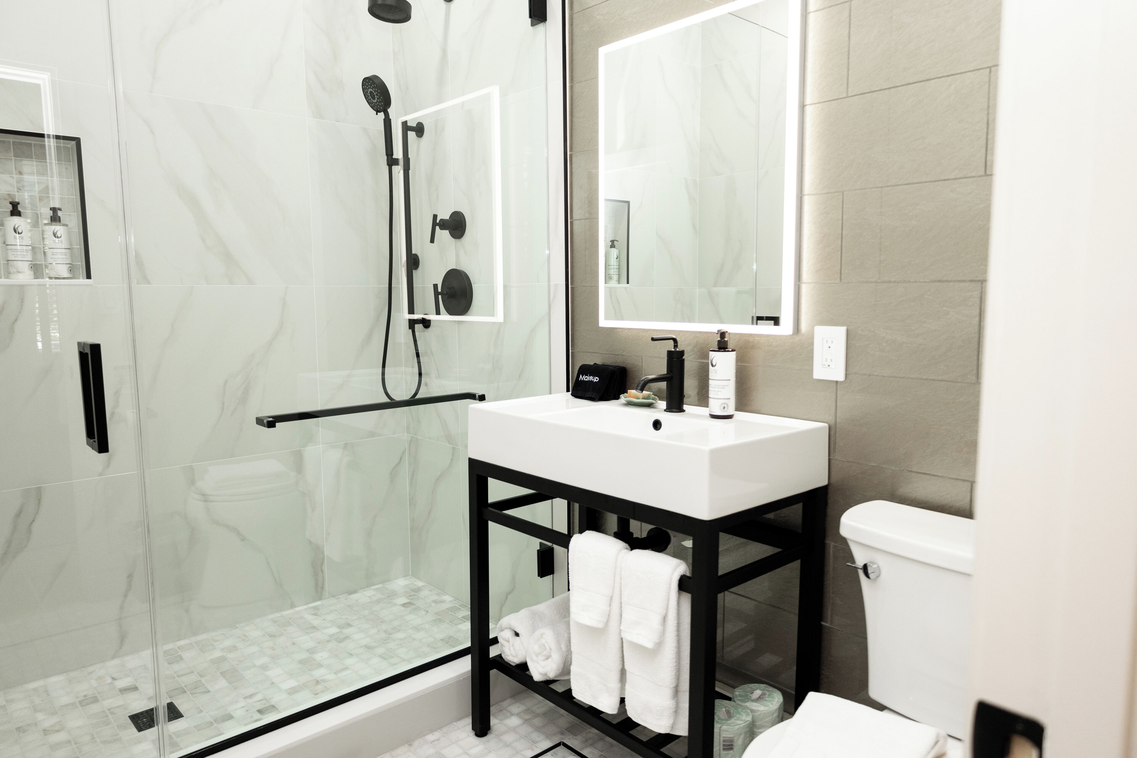 Sèche-cheveux, serviettes fournies