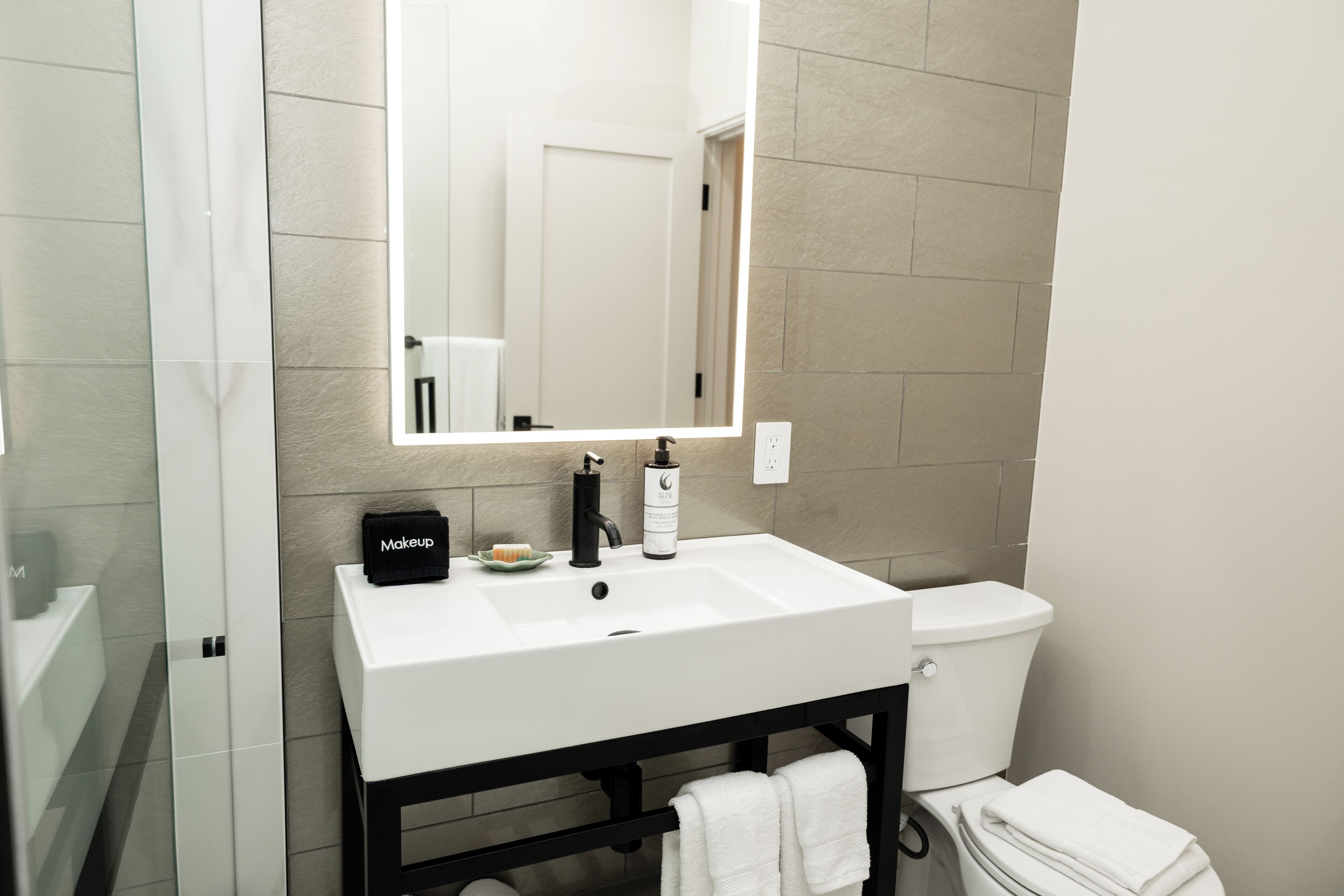 Sèche-cheveux, serviettes fournies