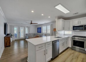 Refrigerador, microondas, horno y parrilla de estufa 