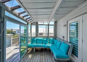 Smart TV, fireplace, books - Gulf Dreamin' - Waterfront, Destin Harbor, Private Dock, 2 Kings, New to VRBO! (Destin)