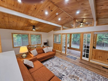 テレビ、暖炉. Caribou Cabin – Fireside & Hot Tub Retreat