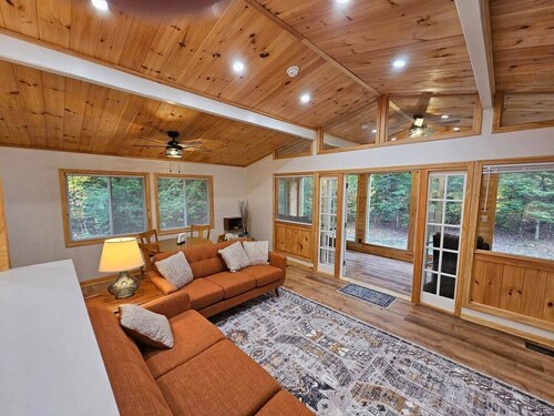 Caribou Cabin – Fireside & Hot Tub Retreat