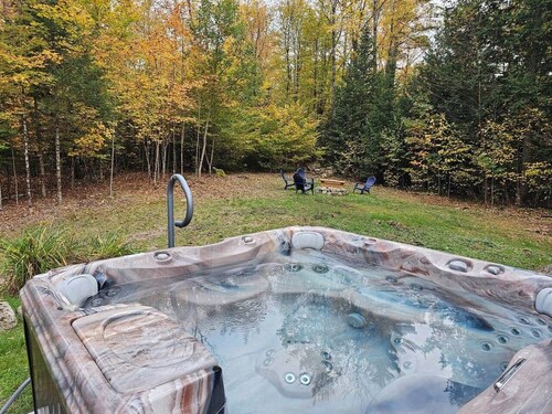 Caribou Cabin – Fireside & Hot Tub Retreat