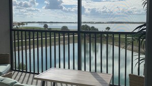 Ein Balkon mit Blick auf See und Himmel.