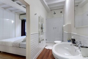 Haartrockner, Handtücher, Seife, Shampoo