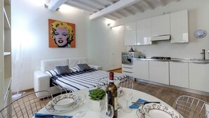 Una cucina moderna con mobili bianchi e forno integrato.