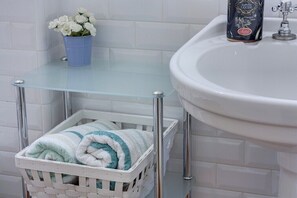 Hair dryer, towels, soap, shampoo - Central Duomo Apartment two steps from all the main attractions (Firenze)