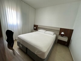 Apartamento básico | Escrivaninha, espaço de trabalho para notebook, cortinas blackout