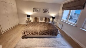 3 Schlafzimmer, Schreibtisch, Bügeleisen/Bügelbrett, Reisekinderbett