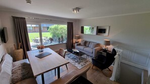 Bøker, musikkbibliotek og stereoanlegg