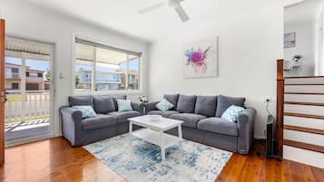 Smart TV, libros y estéreo