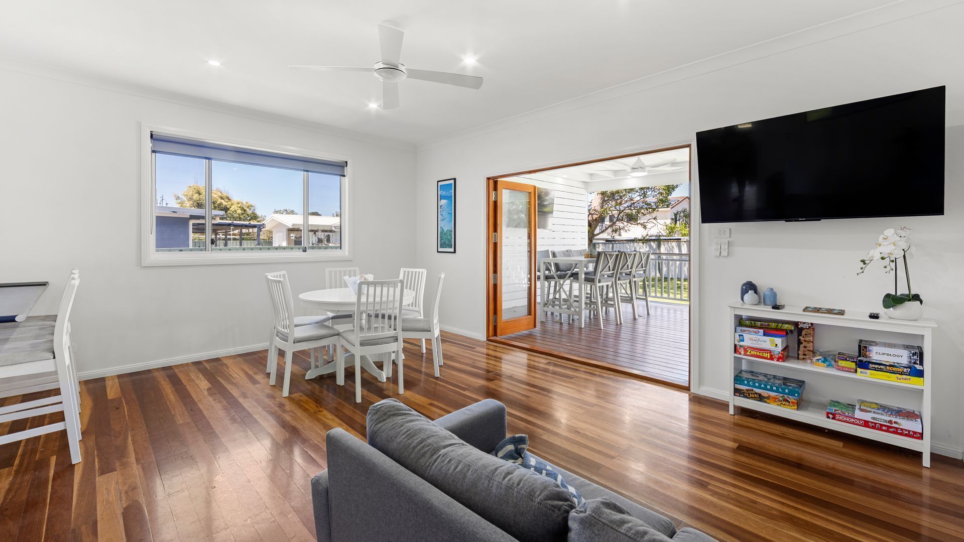 Smart TV, books, stereo