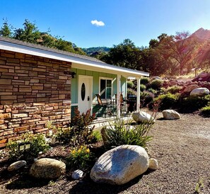 Exterior - Beautiful Blossom Creek Suite (Three Rivers)