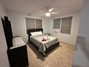 2 عدّة غرف نوم ومكواة/لوح كي وواي فاي وملاءات أسرّة