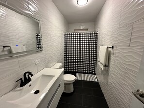 Dusche, Haartrockner, Handtücher, Seife