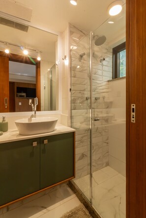 Dusche, Handtücher, Shampoo, Toilettenpapier