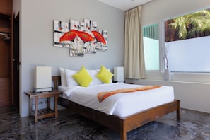 Une chambre à coucher moderne avec un grand lit, deux tables de chevet, une œuvre d’art accrochée au mur et une fenêtre avec des rideaux.