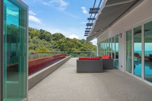 Terrace/patio - The Villa In The Sky: Luxurious Abundance, Breathtaking Views, Premier Comfort (Kathu)