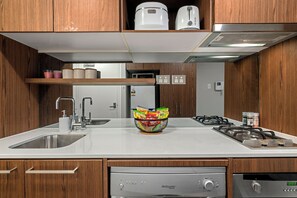 Private kitchen - Cozy Studio Apartment Retreat in Melbourne (West Melbourne)