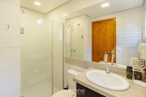 Basic Apartment | Bathroom | Shower