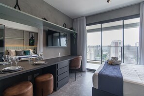 1 quarto, ferros/tábuas de passar roupa, berço de viagem