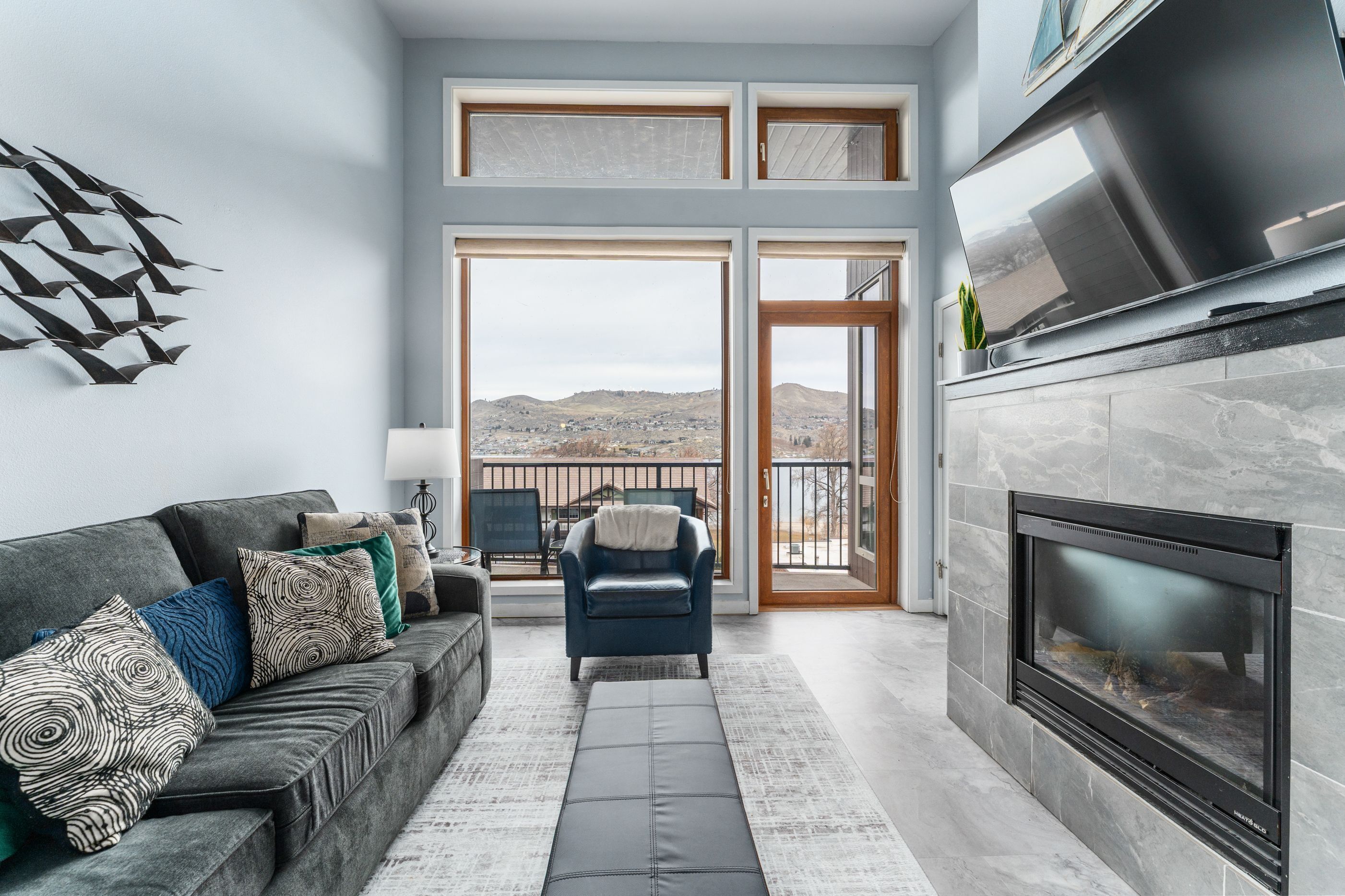 Televisión y chimenea 