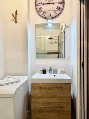 Dusj, hårføner og håndklær