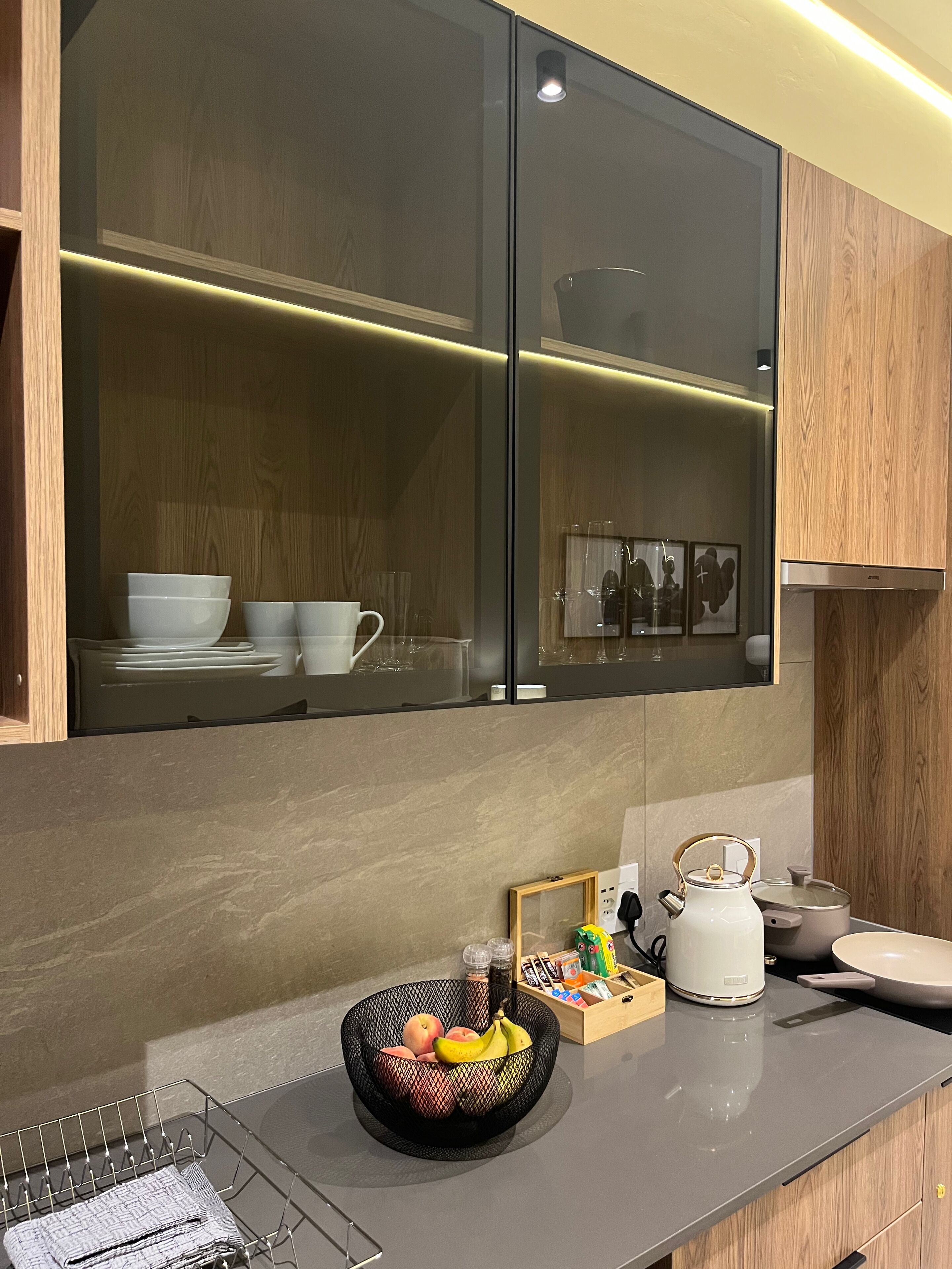 Refrigerador, microondas, placa de cocina, tetera/pava eléctrica