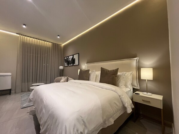 Escritorio, tabla de planchar con plancha, wifi gratis y ropa de cama