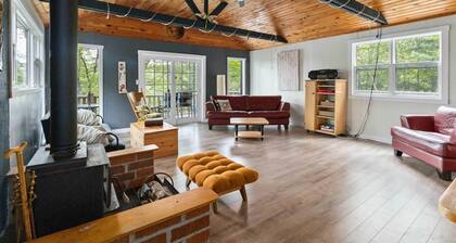 Charming Cottage on the Lake - Family and Pet Friendly