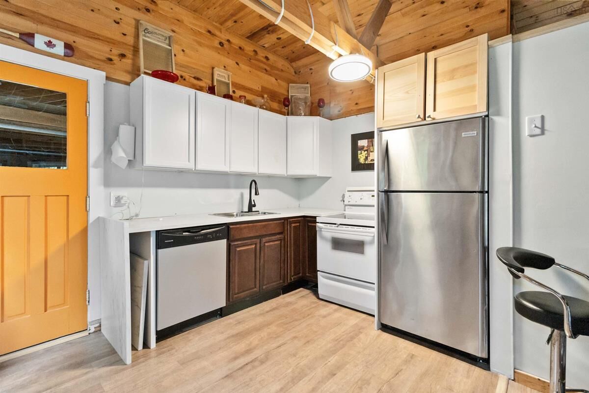 Een microgolfoven, een oven, een kookplaat, een vaatwasser