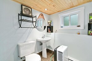 Ducha, secador de pelo, toallas, jabón