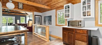 Charming Cottage on the Lake - Family and Pet Friendly