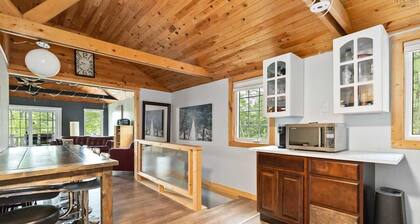 Charming Cottage on the Lake - Family and Pet Friendly