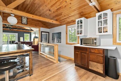 Charming Cottage on the Lake - Family and Pet Friendly