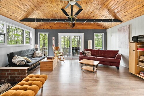 Charming Cottage on the Lake - Family and Pet Friendly