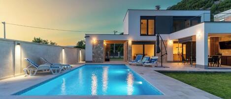 Piscina a l'aire lliure i piscina climatitzada